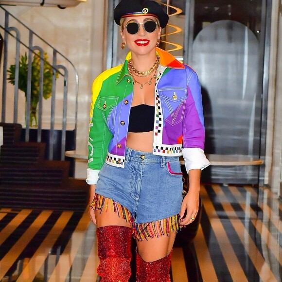 Lady Gaga aux couleurs de la Pride sort de son hôtel à New York Le 28 Juin 2019.