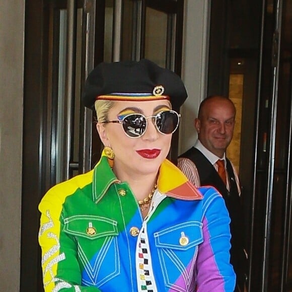 Lady Gaga aux couleurs de la Pride sort de son hôtel à New York Le 28 Juin 2019.