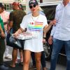 Lady Gaga sort de son hôtel en portant une pizza à New York Le 28 Juin 2019.