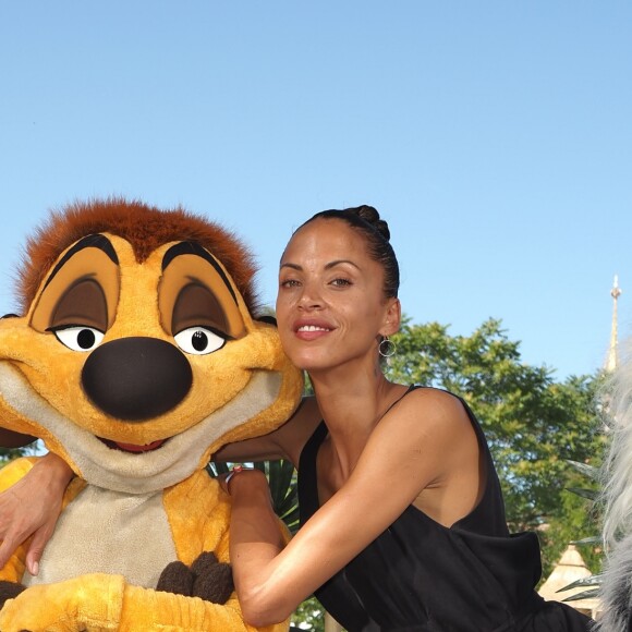 Noémie Lenoir au photocall du "Roi Lion" dans le cadre du Festival du Roi Lion et de la Jungle à Disneyland Paris. Marne-la-Vallée, le 29 juin 2019. © Christophe Clovis