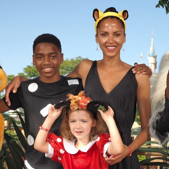 Noémie Lenoir et son fils Kelyan Makélélé au photocall du "Roi Lion" dans le cadre du Festival du Roi Lion et de la Jungle à Disneyland Paris. Marne-la-Vallée, le 29 juin 2019. © Christophe Clovis