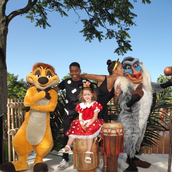 Noémie Lenoir et son fils Kelyan Makélélé au photocall du "Roi Lion" dans le cadre du Festival du Roi Lion et de la Jungle à Disneyland Paris. Marne-la-Vallée, le 29 juin 2019. © Christophe Clovis