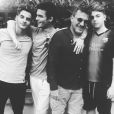 Benjamin Castaldi entouré de ses trois fils Julien (22 ans), Simon (19 ans) et Enzo (15 ans) à Paris, le 1er juillet 2019.