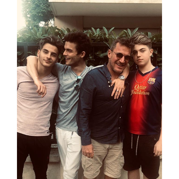 Benjamin Castaldi entouré de ses trois fils Julien (22 ans), Simon (19 ans) et Enzo (15 ans) à Paris, le 1er juillet 2019.