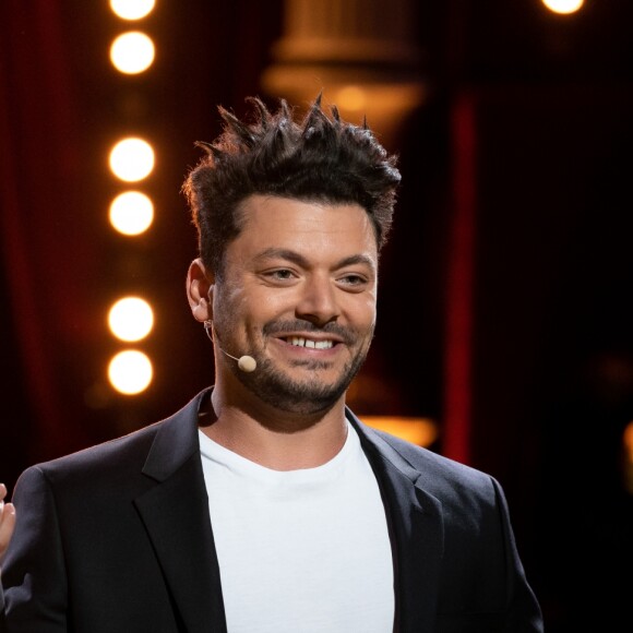 Exclusif - Kev Adams - Enregistrement des séquences de l'émission anniversaire "Elie Kakou, ben alors... 20 ans déjà" au Cirque d'hiver le 29 mai 2019. Depuis le Cirque d'Hiver, un lieu qui était fétiche pour lui, de nombreux artistes et personnalités rendront hommage à leur manière à Élie Kakou et nous diront ce que l'homme et l'artiste représentent pour eux. En juin 1999, l'humoriste et comédien Elie Kakou nous quittait, à l'âge de 39 ans. 20 ans après, cette émission, produite par Productions 13.34 et JYL Production, diffusée sur France 3 le vendredi 14 juin à 21 heures, sera l'occasion de revoir ses plus grands sketches devenus cultes "L'attachée de presse", "Madame Sarfati", "Les professeurs"... mais également de découvrir les témoignages de ceux qui l'ont connu, côtoyé et admiré, et de revenir sur les moments forts de sa carrière : Marseille, la ville de ses débuts, ses apparitions télé, l'aventure magique de La vérité si je mens !, les lettres de noblesse qu'il a donné à l'humour pied noir, l'inspiration qu'il a représenté pour certains, son amour de la danse, mais aussi de la mode... Happenings spécialement préparés pour cette émission, témoignages, chansons, reprises de sketches, documents rares... l'univers d'Élie Kakou sera mis à l'honneur ! © Romuald Meigneux / Bestimage