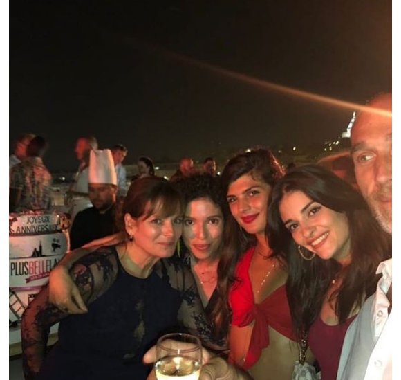 Eléonore Sarrazin avec Cécilia Hornus et d'autres membres de l'équipe de "Plus belle la vie", le 29 juin 2019, au Fort Ganteaume, à Marseille