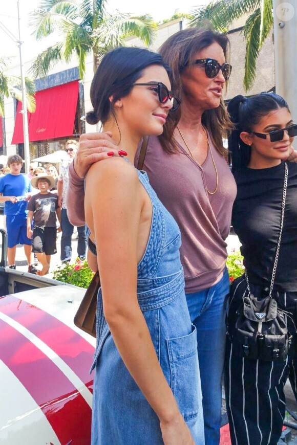 Exclusif - Kendall et Kylie Jenner passent la journée avec leur père Caitlyn Jenner pour la fête des pères à Beverly Hills le 18 juin 2017.