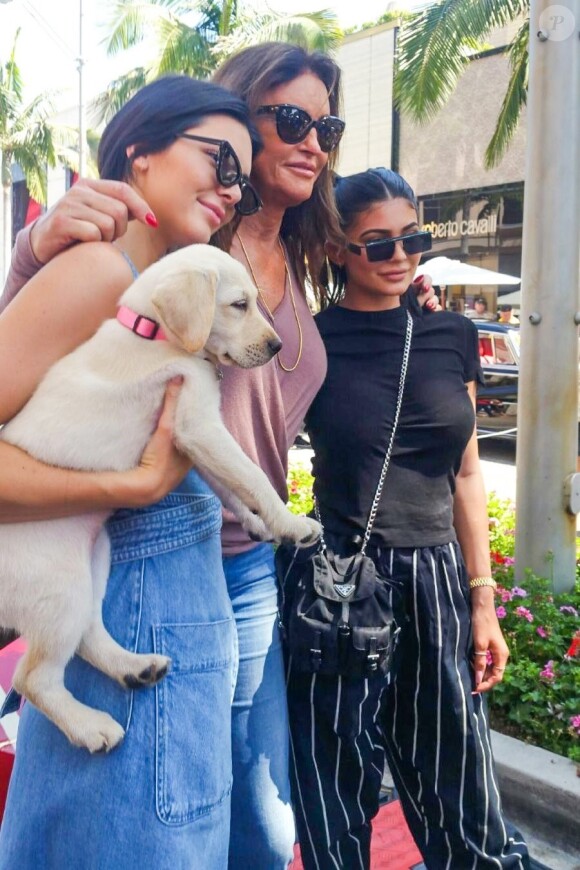 Exclusif - Kendall et Kylie Jenner passent la journée avec leur père Caitlyn Jenner pour la fête des pères à Beverly Hills le 18 juin 2017.