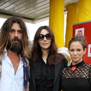 Exclusif - Monica Bellucci avec son compagnon Nicolas Lefebvre et Lucie Lucas - Rendez-vous avec le collectif "On est prêt" organisé par "La journée By The Land" sur le rooftop de l'hôtel 3.14 lors du 72ème Festival de Cannes le 17 mai 2019. Le collectif On est prêt a dévoilé une tribune appelée "Résister et créer", signée par près de 200 personnalités du monde du cinéma. Ce vendredi 17 mai au matin, le Festival de Cannes a troqué les paillettes et le tapis rouge pour abriter une conférence de presse d'exception menée par Cyril Dion. © Denis Guignebourg/Bestimage