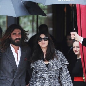 Monica Bellucci et son compagnon Nicolas Lefebvre à la sortie du déjeuner Chanel après le défilé lors de la fashion week à Paris, le 5 mars 2019.