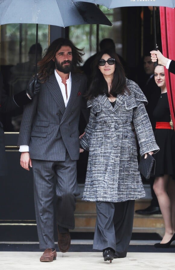 Monica Bellucci et son compagnon Nicolas Lefebvre à la sortie du déjeuner Chanel après le défilé lors de la fashion week à Paris, le 5 mars 2019.