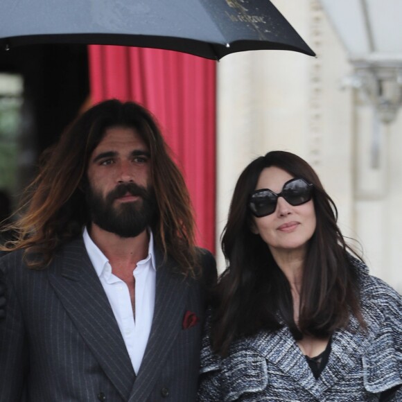 Monica Bellucci et son compagnon Nicolas Lefebvre à la sortie du déjeuner Chanel après le défilé lors de la fashion week à Paris, le 5 mars 2019.