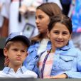   Charlene Riva et Myla Rose Federer et l'un des fils de  Roger Federer lors de son match contre Lloyd Harris à Wimbledon le 2 juillet 2019. 