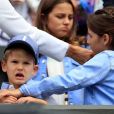  Charlene Riva et Myla Rose Federer et l'un des fils de Roger Federer lors de son match contre Lloyd Harris à Wimbledon le 2 juillet 2019. 