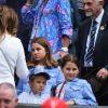 Mirka Federer, Charlene Riva et Myla Rose Federer et l'un des fils de Roger Federer lors de son match contre Lloyd Harris à Wimbledon le 2 juillet 2019.