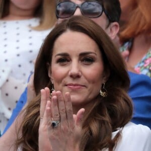 Kate Middleton assiste au match de Roger Federer contre Lloyd Harris à Wimbledon le 2 juillet 2019.