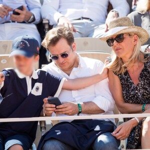 Laurence Ferrari, son mari Renaud Capuçon et leur fils Elliott dans les tribunes lors des internationaux de tennis de Roland Garros à Paris, France, le 2 juin 2019. © Jacovides-Moreau/Bestimage