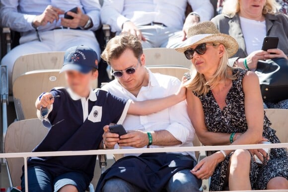 Laurence Ferrari, son mari Renaud Capuçon et leur fils Elliott dans les tribunes lors des internationaux de tennis de Roland Garros à Paris, France, le 2 juin 2019. © Jacovides-Moreau/Bestimage