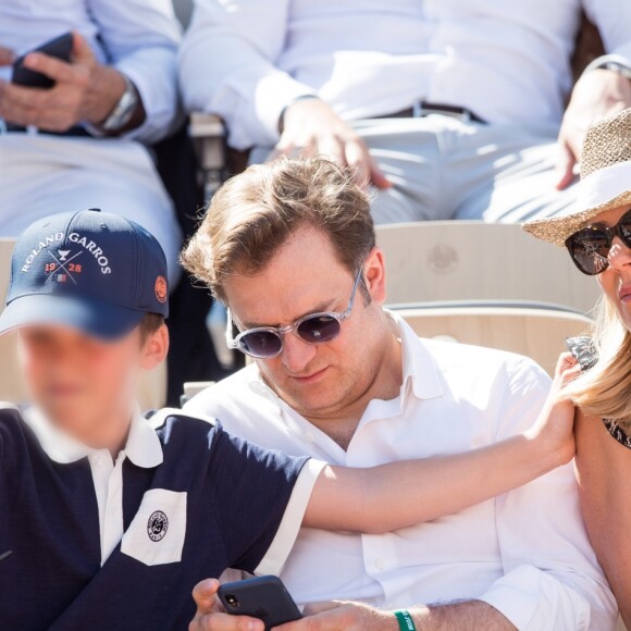 Laurence Ferrari, son mari Renaud Capuçon et leur fils Elliott dans les tribunes lors des internationaux de tennis de Roland Garros à Paris, France, le 2 juin 2019. © Jacovides-Moreau/Bestimage