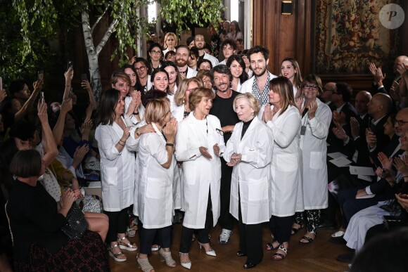 Pierpaolo Piccioli et les couturières de Valentino à l'issue du défilé Valentino "Collection Haute Couture Automne/Hiver 2019-2020" lors de la Fashion Week de Paris (PFW), le 3 juillet 2019.