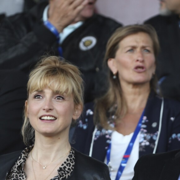 François Hollande et sa compagne Julie Gayet assistent au match amical féminin de football entre la France et la Chine à Créteil le 31 mai 2019. © Michael Baucher/Panoramic/Bestimage