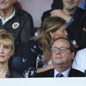 François Hollande et sa compagne Julie Gayet, Noël Le Graët (président de la FFF) assistent au match amical féminin de football entre la France et la Chine à Créteil le 31 mai 2019. © Michael Baucher/Panoramic/Bestimage