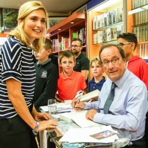 L'ancien président de la République François Hollande a dédicacé son livre "Les leçons du pouvoir" en compagnie de sa compagne Julie Gayet et de sa chienne Philae, à la libraire "OCEP- Place Média" à Octenville puis à "L'Encre Bleue" à Granville le 1er septembre 2018.