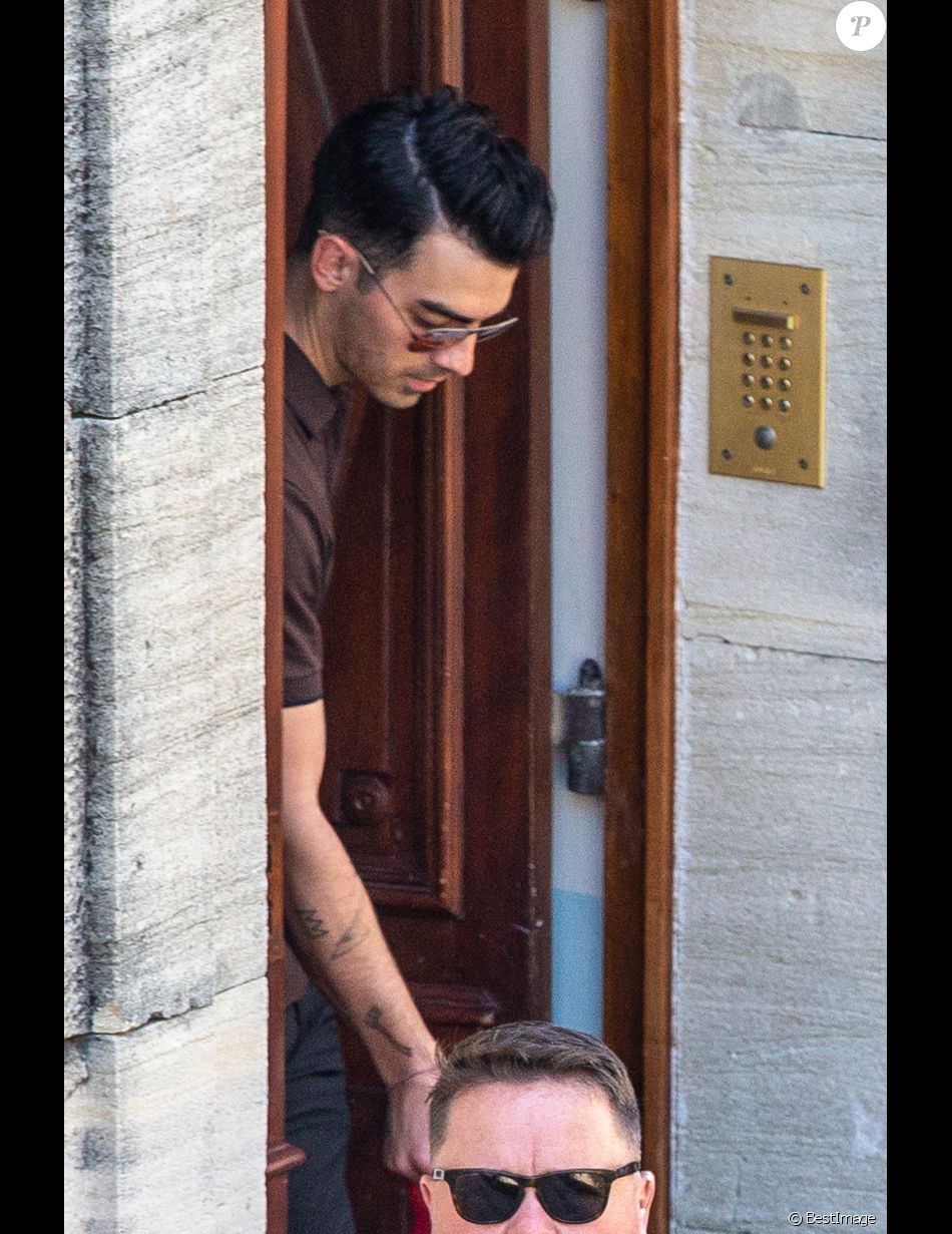 Joe Jonas et sa femme Sophie Turner quittent l\u0027hôtel Crillon le Brave dans lequel ils logent à deux jours de leur mariage dans le Vaucluse le 27 juin 2019.