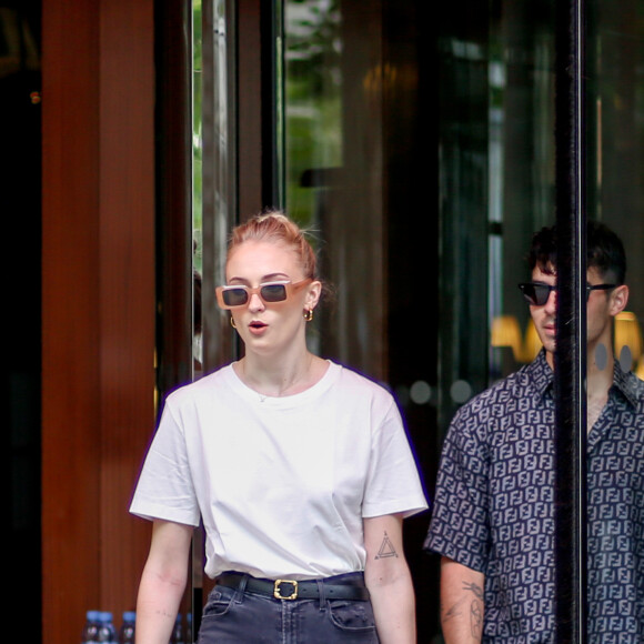 Sophie Turner et son mari Joe Jonas sortent de leur hôtel Le Royal Monceau à Paris, le 24 juin 2019.