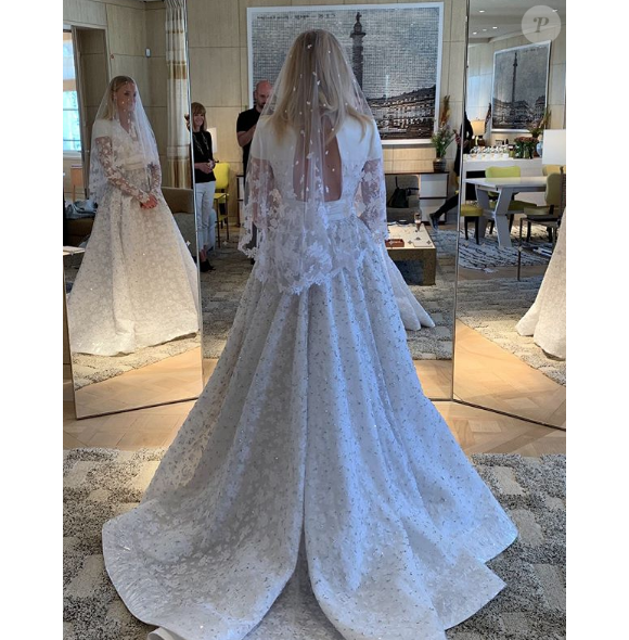 Nicolas Ghesquière dévoile la robe de Sophie Turner lors de son mariage, sur Instagram.