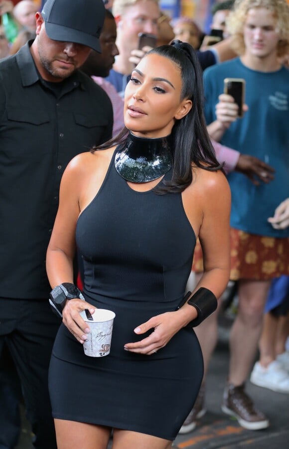 Kim Kardashian dans les rues de New York, le 25 juin 2019. Le petit groupe est allé déguster une glace. Ils célèbrent l'anniversaire de L. Anthony qui fête ses 36 ans.