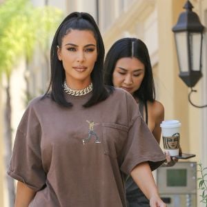 Exclusif - Kim Kardashian à la sortie d'un rendez-vous avec une assistante à Calabasas, Los Angeles, le 24 juin 2019. Elle porte un t-shirt oversize T. Scott et des baskets Yeezy.