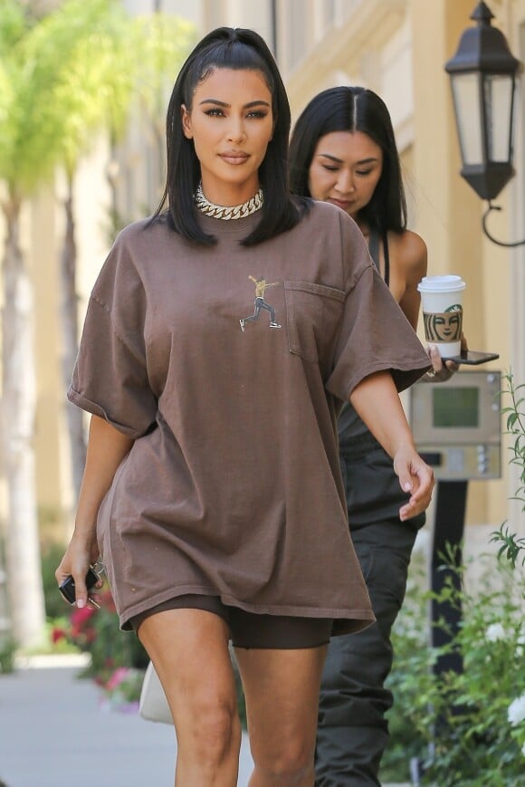 Exclusif - Kim Kardashian à la sortie d'un rendez-vous avec une assistante à Calabasas, Los Angeles, le 24 juin 2019. Elle porte un t-shirt oversize T. Scott et des baskets Yeezy.