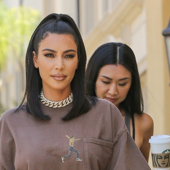 Exclusif - Kim Kardashian à la sortie d'un rendez-vous avec une assistante à Calabasas, Los Angeles, le 24 juin 2019. Elle porte un t-shirt oversize T. Scott et des baskets Yeezy.