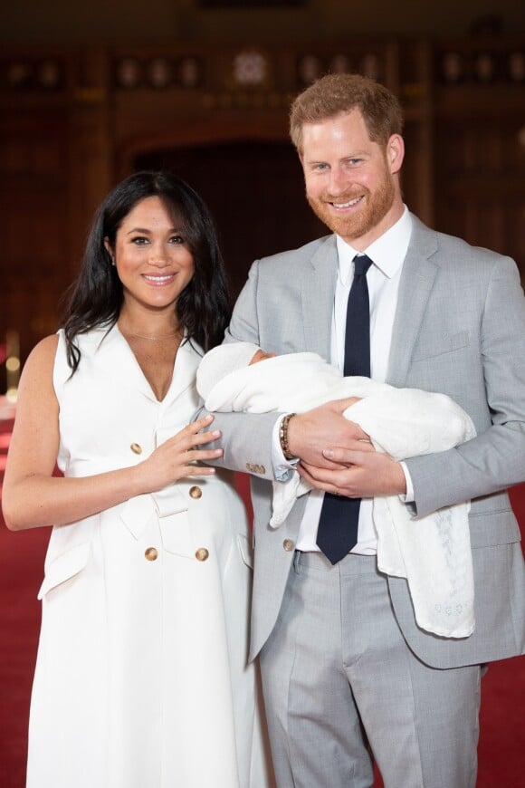 Le prince Harry et Meghan Markle, duc et duchesse de Sussex, présentent leur fils Archie Harrison Mountbatten-Windsor dans le hall St George au château de Windsor le 8 mai 2019.