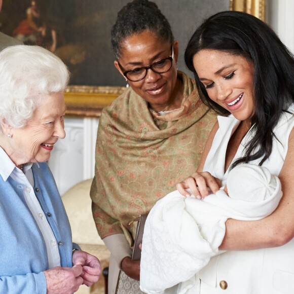 Le prince Philip, duc d'Edimbourg, la reine Elisabeth II d'Angleterre, la mère de Meghan Doria Ragland, le prince Harry, duc de Sussex, Meghan Markle, duchesse de Sussex, et leur fils Archie Harrison Mountbatten-Windsor. Windsor, le 7 mai 2019.