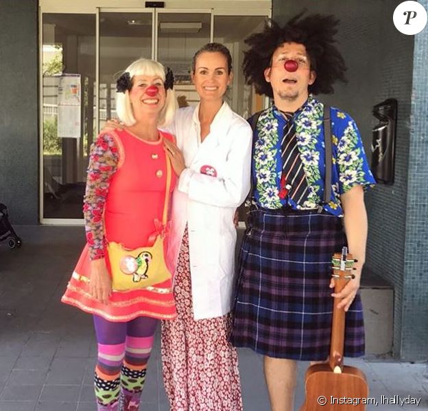 Laeticia Hallyday a passé la journée du 4 juillet 2019 à l'hôpital Armand-Trousseau, à Paris, pour son association La bonne étoile, avec des clowns de l'association Le rire Médecin.