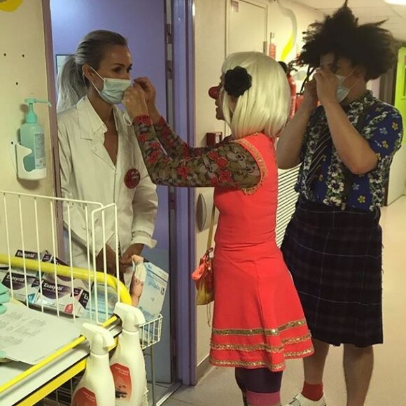 Laeticia Hallyday a passé la journée du 4 juillet 2019 à l'hôpital Armand-Trousseau, à Paris, pour son association La bonne étoile, avec des clowns de l'association Le rire Médecin.