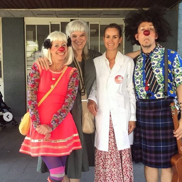Laeticia Hallyday a passé la journée du 4 juillet 2019 à l'hôpital Armand-Trousseau, à Paris, pour son association La bonne étoile, avec des clowns de l'association Le rire Médecin.