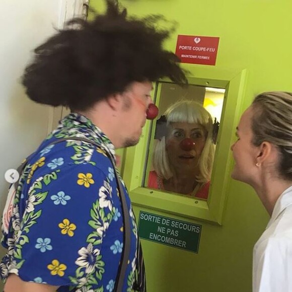 Laeticia Hallyday a passé la journée du 4 juillet 2019 à l'hôpital Armand-Trousseau, à Paris, pour son association La bonne étoile, avec des clowns de l'association Le rire Médecin.