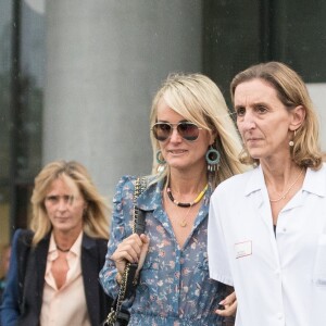 Laurence Favalelli, Marie Poniatowski, Yaël Abrot - Laeticia Hallyday sort du CHR de Orléans au bras du Dr Barbara Tisseron, chef de service de pédiatrie générale le 10 octobre 2018.