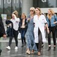 Laurence Favalelli, Marie Poniatowski, Yaël Abrot - Laeticia Hallyday sort du CHR de Orléans au bras du Dr Barbara Tisseron, chef de service de pédiatrie générale le 10 octobre 2018.