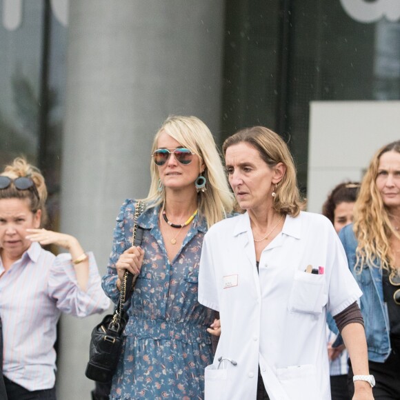 Laurence Favalelli, Yaël Abrot - Laeticia Hallyday sort du CHR de Orléans au bras du Dr Barbara Tisseron, chef de service de pédiatrie générale le 10 octobre 2018.