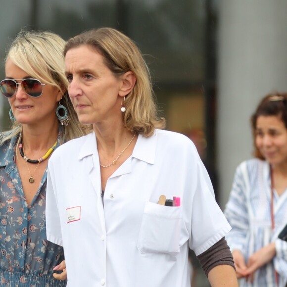 Laurence Favalelli, agent de L.Hallyday - Laeticia Hallyday sort du CHR de Orléans au bras du Dr Barbara Tisseron, chef de service de pédiatrie générale le 10 octobre 2018.