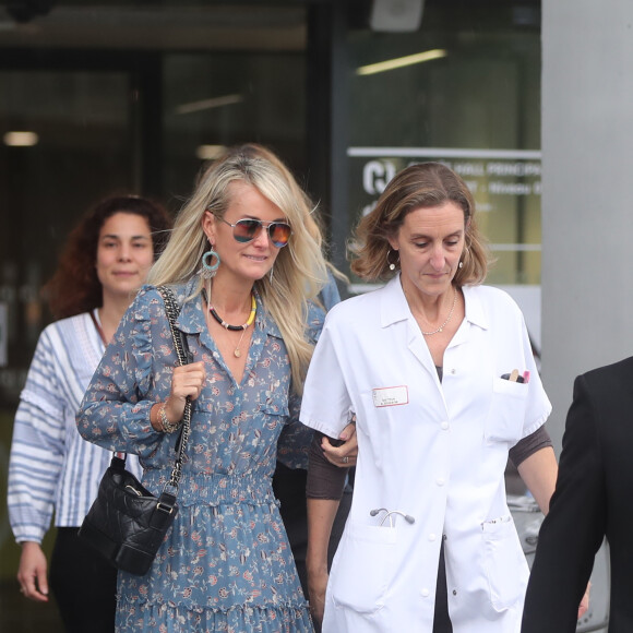 Sandrine Etna (La Bonne Etoile) - Laeticia Hallyday sort du CHR de Orléans au bras du Dr Barbara Tisseron, chef de service de pédiatrie générale le 10 octobre 2018.