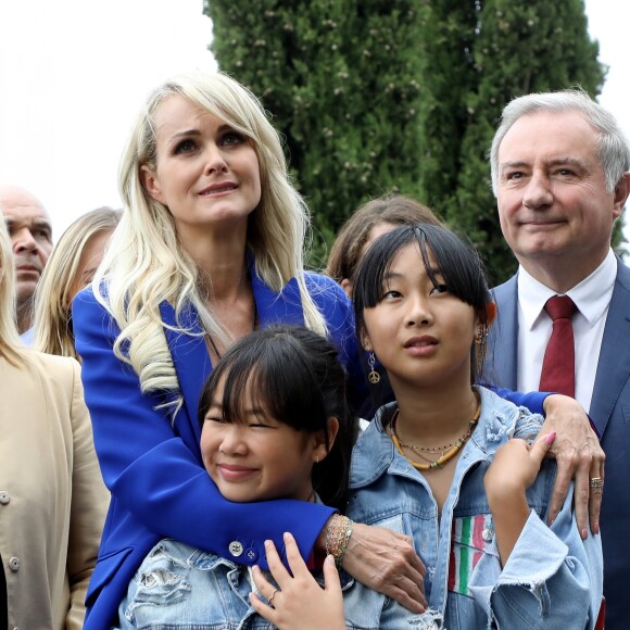 Laeticia Hallyday avec ses filles Joy et Jade, Jean-Luc Moudenc (Maire de Toulouse) - Laeticia Hallyday et ses filles Jade et Joy inaugurent une esplanade portant le nom de Johnny Hallyday située en face du Zénith de Toulouse, le 15 juin 2019, date hautement symbolique puisque le rockeur aurait eu 76 ans. Laeticia a fait un discours poignant en hommage à son défunt mari et n'a pu retenir ses larmes face au public. Laeticia porte le pendentif crucifix de Johnny autour du cou. © Dominique Jacovides/Bestimage  No web/No blog pour Belgique/Suisse15/06/2019 - Toulouse