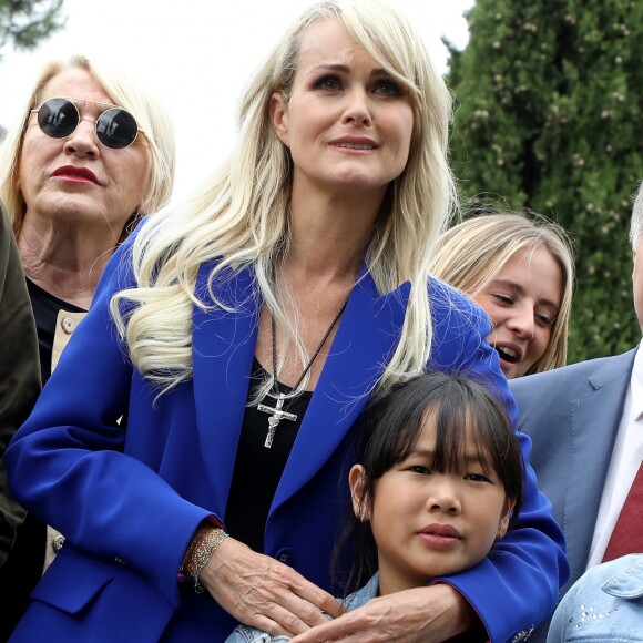 Laeticia Hallyday avec sa fille Joy - Laeticia Hallyday et ses filles Jade et Joy inaugurent une esplanade portant le nom de Johnny Hallyday située en face du Zénith de Toulouse, le 15 juin 2019, date hautement symbolique puisque le rockeur aurait eu 76 ans. Laeticia a fait un discours poignant en hommage à son défunt mari et n'a pu retenir ses larmes face au public. Laeticia porte le pendentif crucifix de Johnny autour du cou. © Dominique Jacovides/Bestimage  No web/No blog pour Belgique/Suisse15/06/2019 - Toulouse