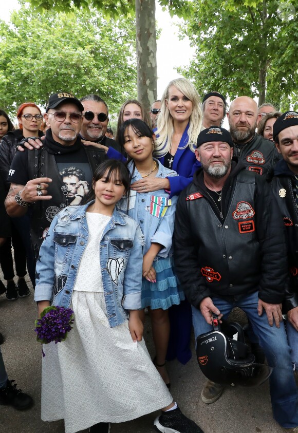 Exclusif - Laeticia Hallyday et ses filles Joy et Jade posent avec des bikers - Laeticia Hallyday sort de sa loge pour se rendre sur la scène puis pose avec des bikers et ses amis lors de l'inauguration de l'esplanade Johnny Hallyday à Toulouse, le 15 juin 2019. Laeticia Hallyday et ses filles Jade et Joy sont venues inaugurer une esplanade portant le nom de Johnny Hallyday située en face du Zénith de Toulouse, le 15 juin 2019, date hautement symbolique puisque le rockeur aurait eu 76 ans. © Dominique Jacovides/Bestimage