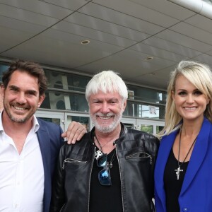 Exclusif - Sébastien Farran, Jean-François Gobertier, Laeticia Hallyday et Fabrice Develay - Laeticia Hallyday sort de sa loge pour se rendre sur la scène puis pose avec des bikers et ses amis lors de l'inauguration de l'esplanade Johnny Hallyday à Toulouse, le 15 juin 2019. Laeticia Hallyday et ses filles Jade et Joy sont venues inaugurer une esplanade portant le nom de Johnny Hallyday située en face du Zénith de Toulouse, le 15 juin 2019, date hautement symbolique puisque le rockeur aurait eu 76 ans. © Dominique Jacovides/Bestimage