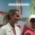 Laeticia Hallyday a passé la journée du 4 juillet 2019 à l'hôpital Armand-Trousseau, à Paris, pour son association La bonne étoile, avec des clowns de l'association Le rire Médecin.